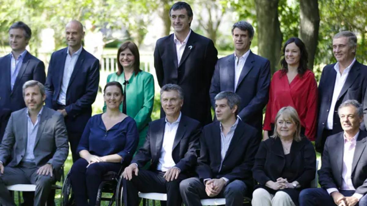 De los 8 de Alfonsín a los 22 de Macri: los gabinetes se ensancharon con el correr de las presidencias