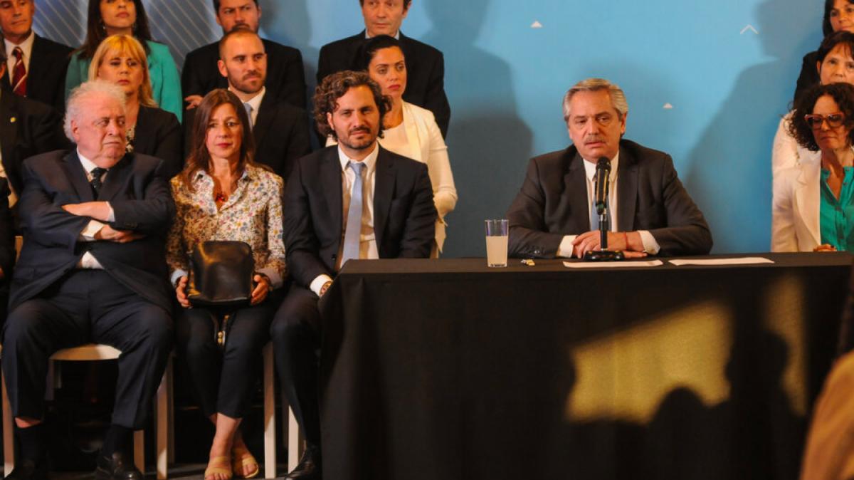 De los 8 de Alfonsín a los 22 de Macri: los gabinetes se ensancharon con el correr de las presidencias