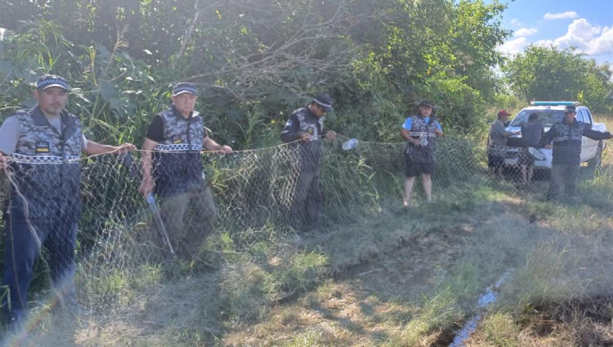 OBJETIVO. Los policías tratan de que los furtivos no lleguen a los ríos con sus redes.