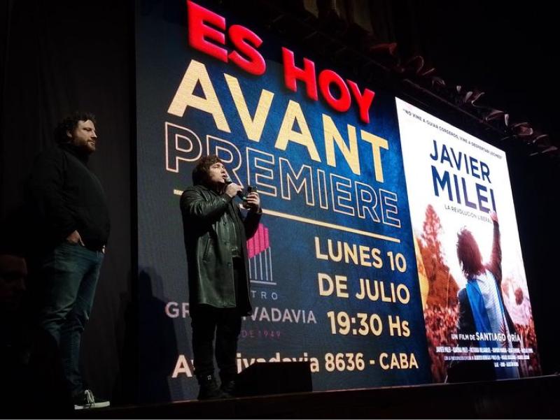 Santiago Oría y Javier Milei en el estreno del doumental.
