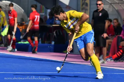 Nació en Santiago del Estero, entrenaba al hockey en Tucumán y hoy brilla en Europa