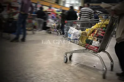 La gente se volcó a los supermercados y mayoristas en un intento de ganarle a la inflación