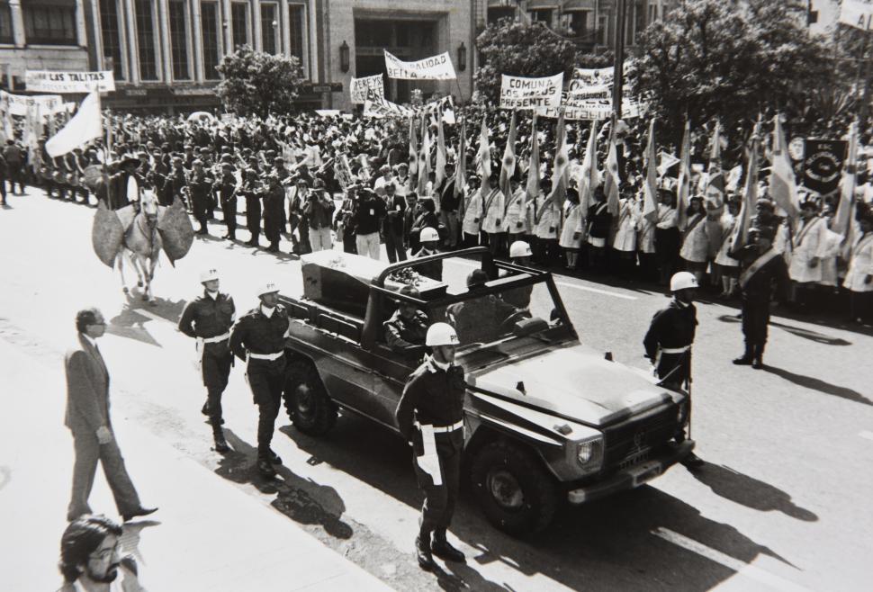 1991. El 9 de julio, los restos del prócer Juan Bautista Alberdi regresan a Tucumán acompañados por el presidente Carlos Menem y su comitiva.