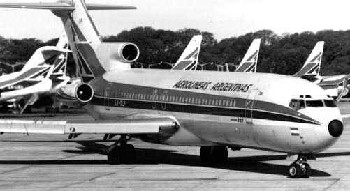 1990. Con la venta de Aerolíneas Argentinas y de Entel, el Poder Ejecutivo de la Nación concreta las primeras privatizaciones de empresas públicas.