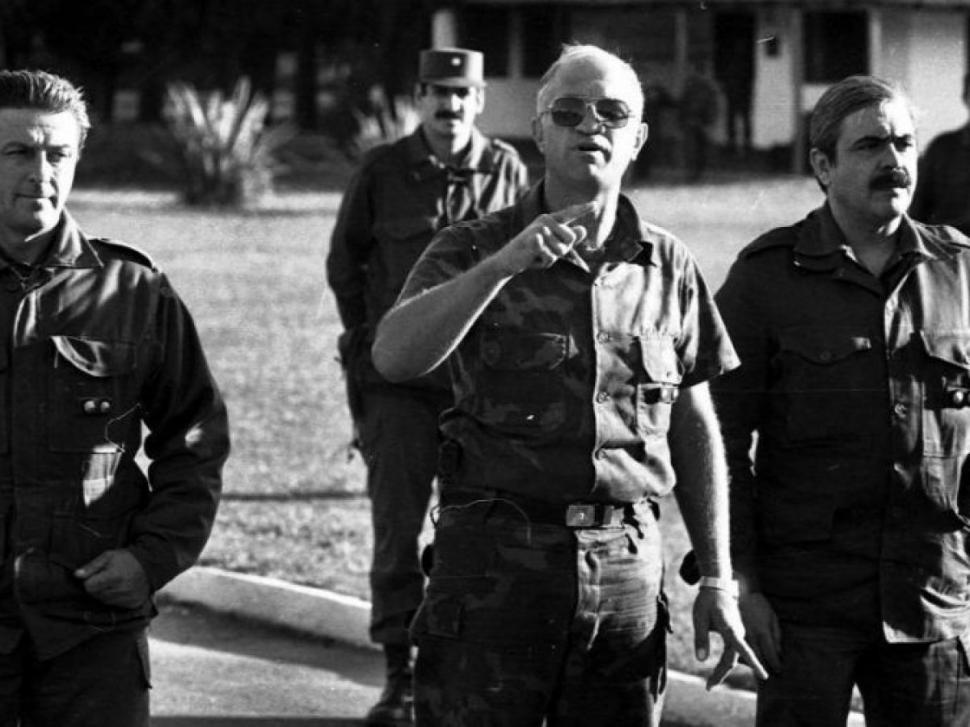 1988. En enero, Aldo Rico inicia una asonada militar que es sofocada cuatro días después por las fuerzas leales del Gobierno de Raúl Alfonsín.