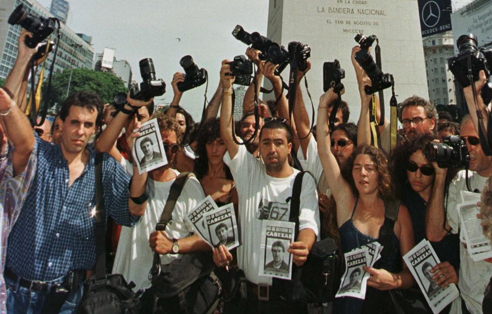 1997. El fotógrafo de Editorial “Perfil”, José Luis Cabezas, es asesinado en las cercanías de Pinamar. El 20 de mayo de 1998 se suicida Alfredo Yabrán, el empresario ligado al homicidio de Cabezas.