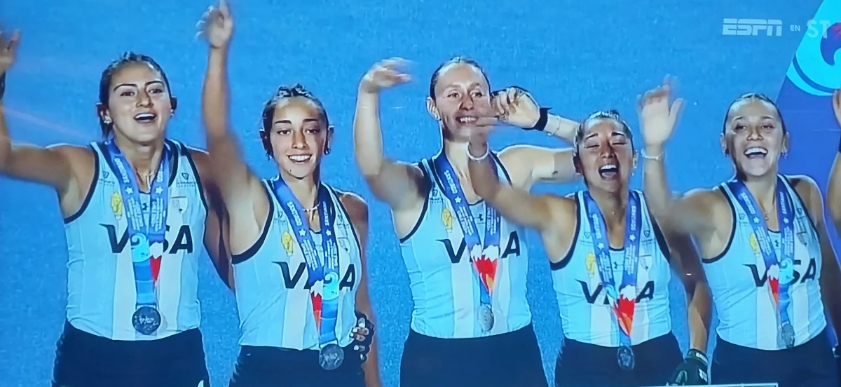 FESTEJO. Las Leoncitas en el podio. La medalla de plata la luce con orgullo Santamarina (quinta en la foto) FOTO CAPTURA
