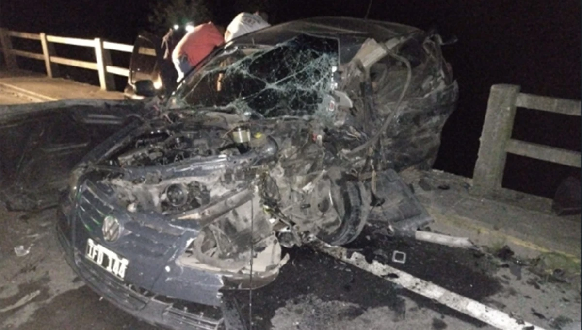 DRAMÁTICO. El conductor de un VW Gol falleció anoche sobre el puente de Pueblo Viejo, al sur de Monteros.