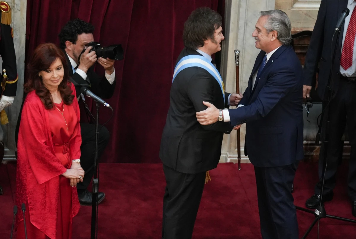 RISAS. Cristina Fernández, Javier Milei y Alberto Fernández se mostraron sonrientes durante el acto de asunción. NA 