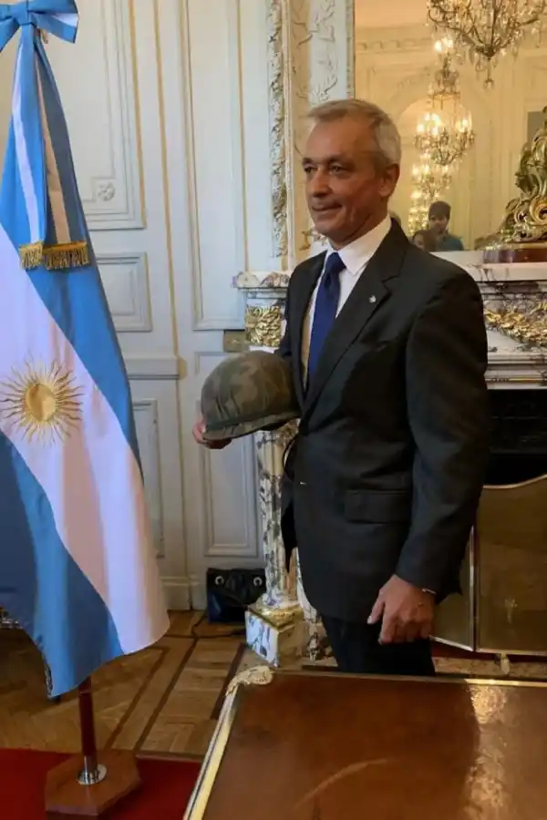 EN CASA ROSADA. Alejandro Gorzelany, papá de Agustina, posa con su casco.