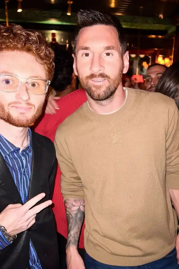 Lionel Messi con Brandon Powell, diseñador que trabajo en el estadio de Inter Miami. (Foto: IG @mr.soflo)
