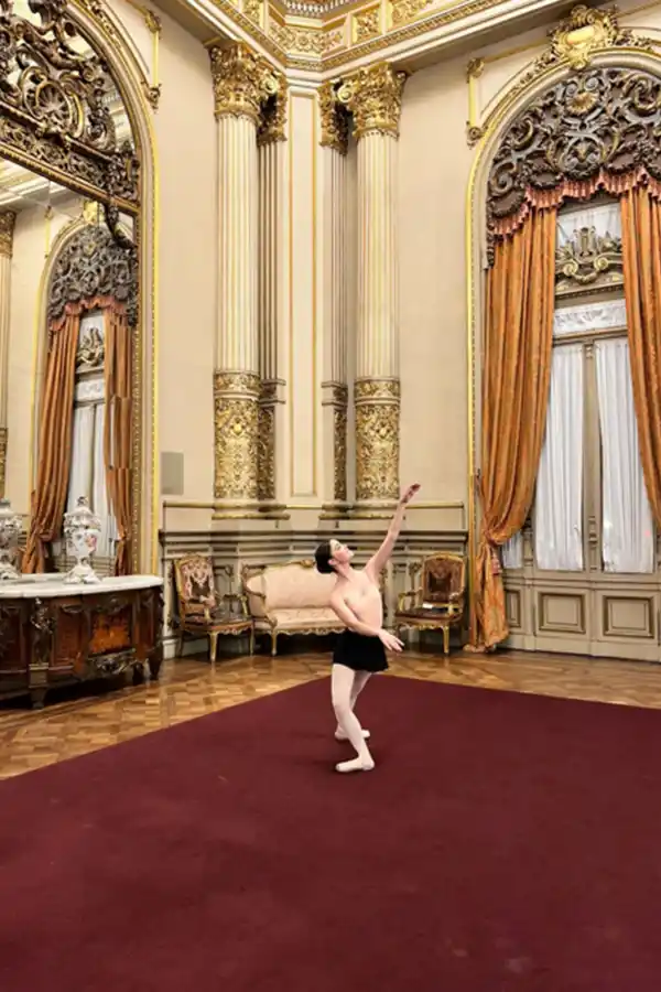 Hoy tiene 15 y acaba de terminar el sexto año de carrera en el Instituto Superior de Artes del teatro más famoso del país.