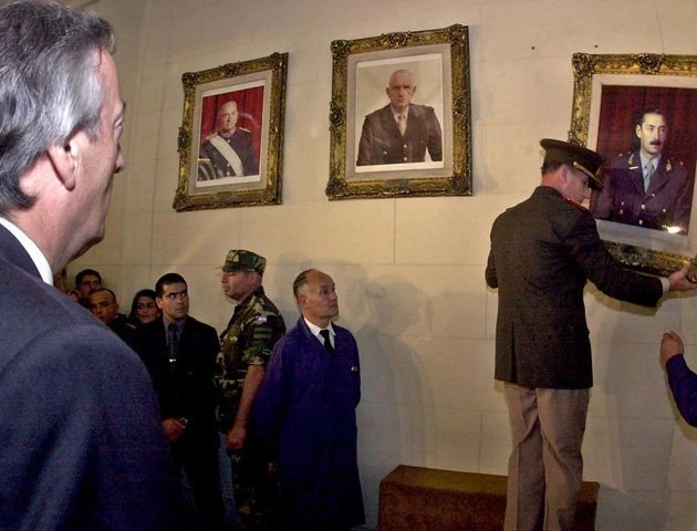 2004. El presidente Néstor Kirchner manda a descolgar los retratos de los dictadores Jorge Rafael Videla y de Reynaldo Bignone del Colegio Militar.