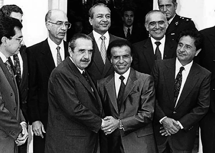 1993. Alfonsín y Menem suscriben el Pacto de Olivos para reformar la Constitución Nacional con el fin de reducir a cuatro años el mandato presidencial, e incorporar la reelección y el balotaje.