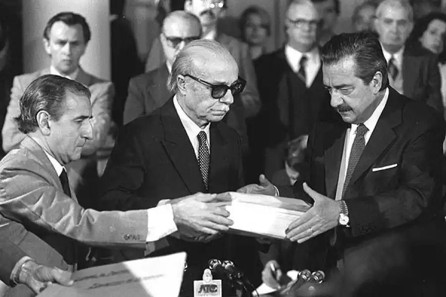 1984. El escritor Ernesto Sabato, titular de la Conadep, entrega al presidente Raúl Alfonsín el informe sobre los desaparecidos titulado “Nunca Más”.