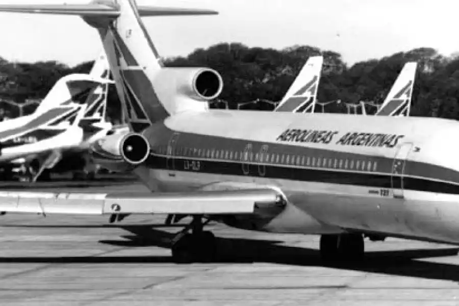 1990. Con la venta de Aerolíneas Argentinas y de Entel, el Poder Ejecutivo de la Nación concreta las primeras privatizaciones de empresas públicas.
