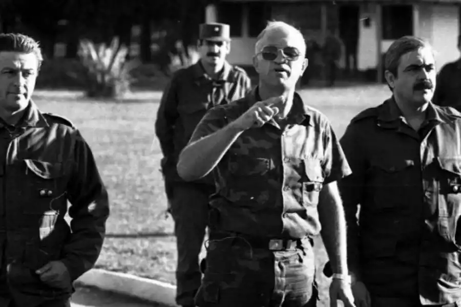 1988. En enero, Aldo Rico inicia una asonada militar que es sofocada cuatro días después por las fuerzas leales del Gobierno de Raúl Alfonsín.