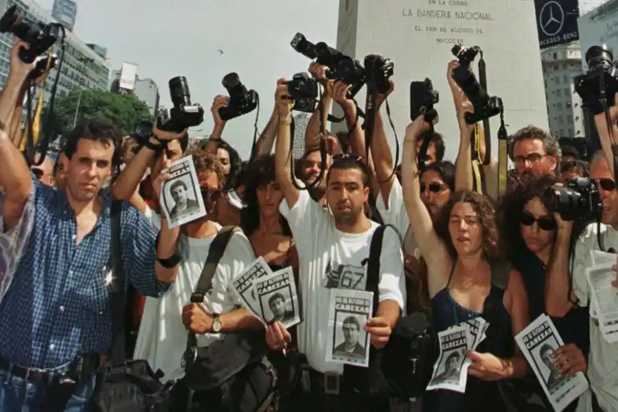1997. El fotógrafo de Editorial “Perfil”, José Luis Cabezas, es asesinado en las cercanías de Pinamar. El 20 de mayo de 1998 se suicida Alfredo Yabrán, el empresario ligado al homicidio de Cabezas.