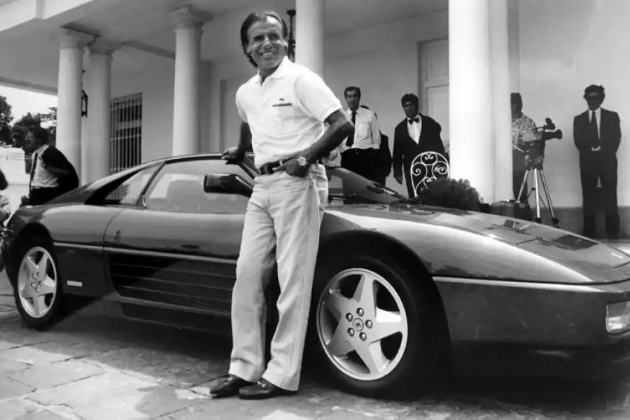 1995. Menem se convierte en el primer Presidente  de la Nación que obtiene la reelección en el cargo. Comienzan los mandatos de cuatro años.