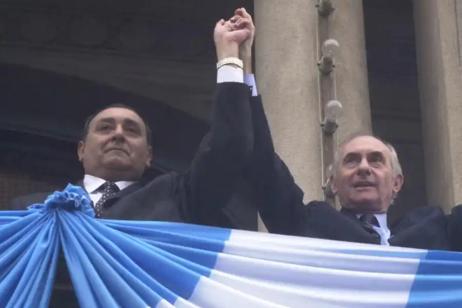 1999. El sindicalista peronista Julio Miranda es elegido gobernador de Tucumán. En la foto, Miranda comparte un acto público con el presidente radical Fernando de la Rúa.