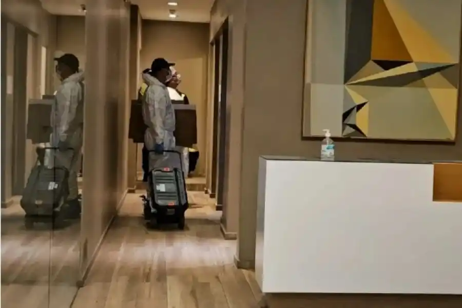 PERICIAS. El Ecif estuvo trabajando durante la madrugada en el edifico.