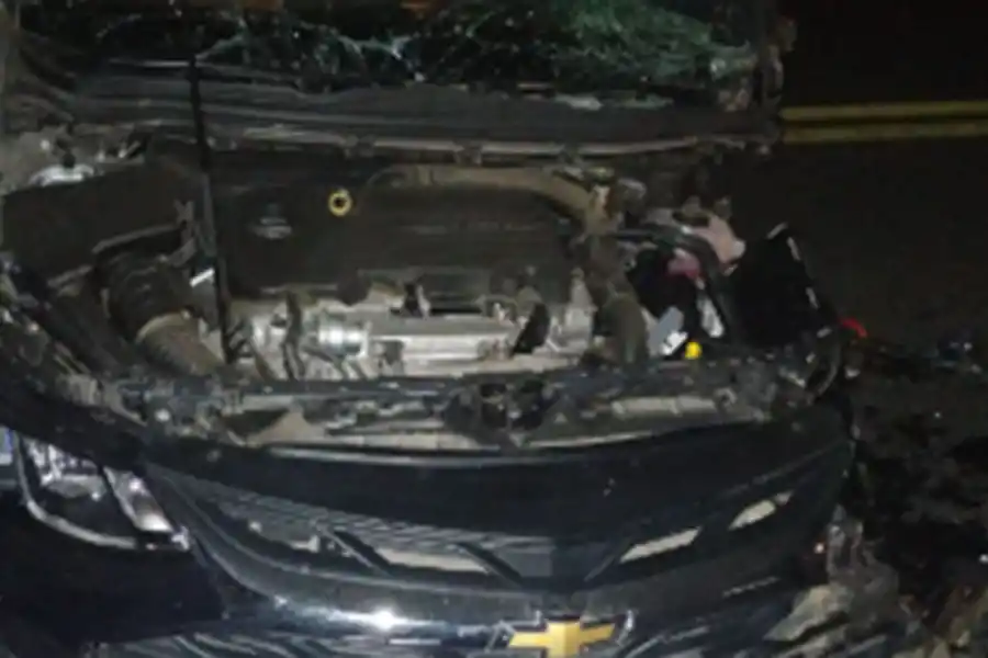 EN MONTEROS. El Chevrolet Cruze involucrado en el choque sufrió serios daños.
