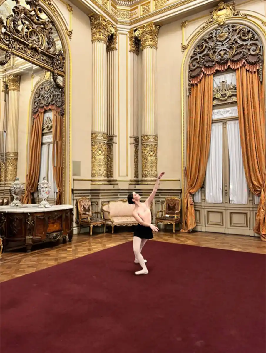 Hoy tiene 15 y acaba de terminar el sexto año de carrera en el Instituto Superior de Artes del teatro más famoso del país.