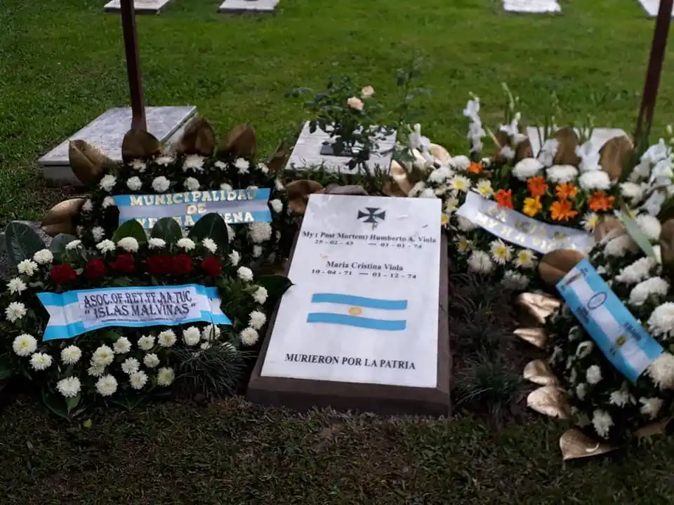 HOMENAJES. La tumba de los asesinados, lugar de tributos.