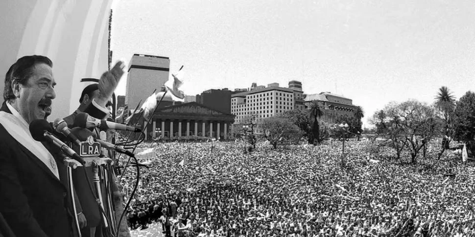 1983. El presidente Raúl Alfonsín (Unión Cívica Radical) se dirige al pueblo desde el balcón del Cabildo después de poner final a la dictadura más larga y dolorosa que hubo en la Argentina.
