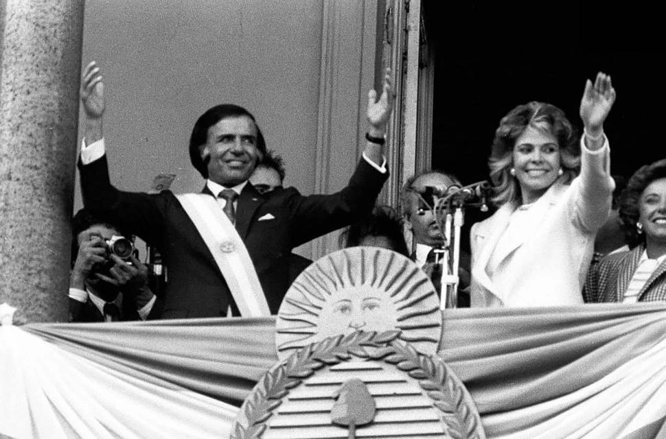 1989. El presidente Carlos Menem (Partido Justicialista) y la primera dama Zulema Yoma saludan al pueblo tras el acto de juramento en el cargo. Menem llega a la Casa Rosada seis meses antes por pedido de su antecesor Alfonsín.