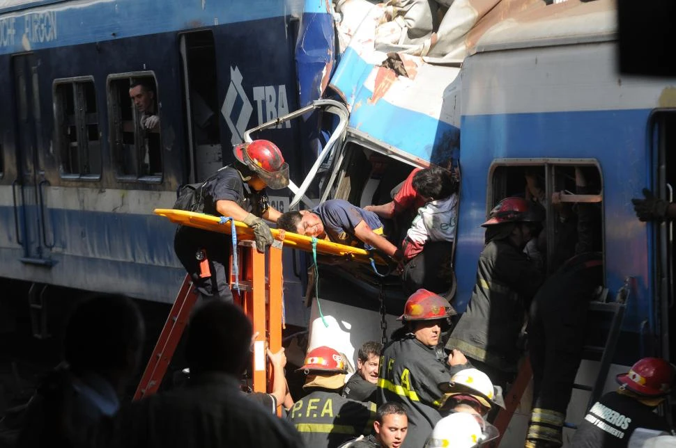 2012. Ocurre la Tragedia de Once. El choque del tren provoca 52 muertes. Además, 789 pasajeros resultan heridos. En 2015, la Justicia Federal condena a los ex secretarios de Transporte, Juan Pablo Schiavi (8 años de prisión) y Ricardo Jaime (6 años).