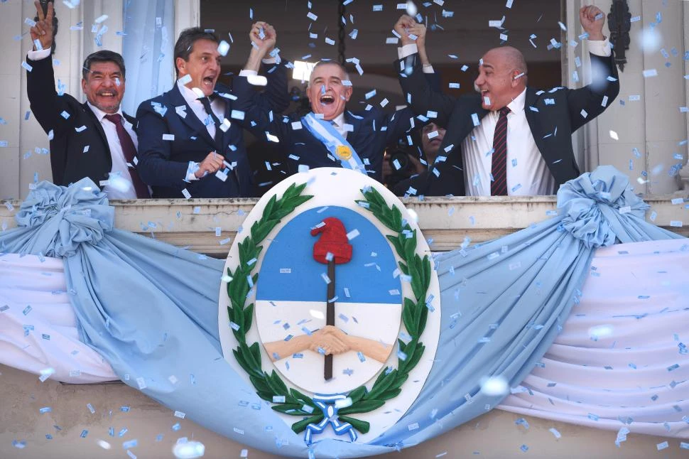 2023. El peronista Osvaldo Jaldo jura como gobernador de Tucumán. Lo acompañan el ministro Sergio Massa y el ex mandatario Juan Manzur.