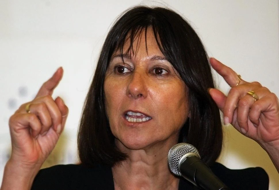 2005. El presidente Néstor Kirchner designa a Felisa Miceli en reemplazo del economista Roberto Lavagna, quien renuncia por sospechas de cartelización de la obra pública.