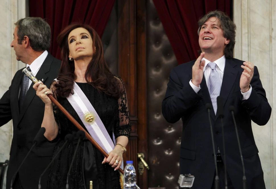 2011. La presidenta Cristina Fernández de Kirchner (Frente para la Victoria) obtiene la reelección. Amado Boudou, ex ministro de Economía, es su compañero de fórmula.