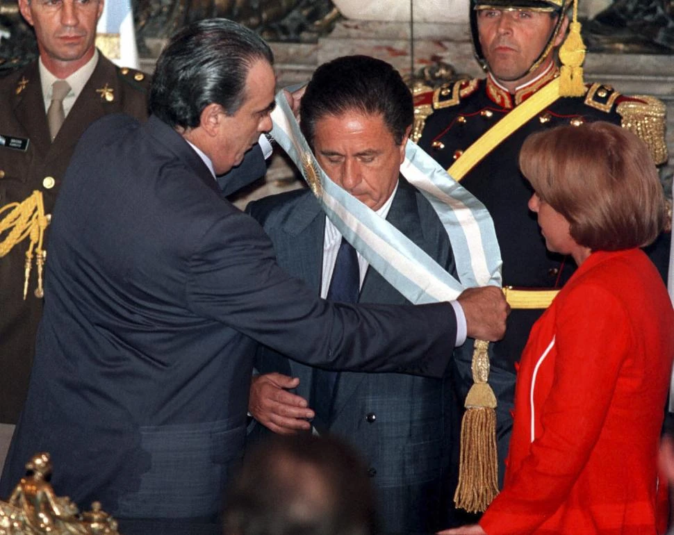 2002. La Asamblea Legislativa designa presidente al dirigente peronista bonaerense Eduardo Duhalde, quien entre sus primeras medidas decreta una devaluación.