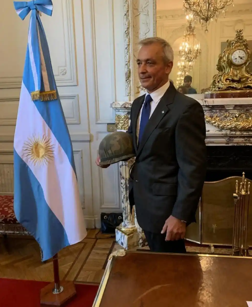 EN CASA ROSADA. Alejandro Gorzelany, papá de Agustina, posa con su casco.