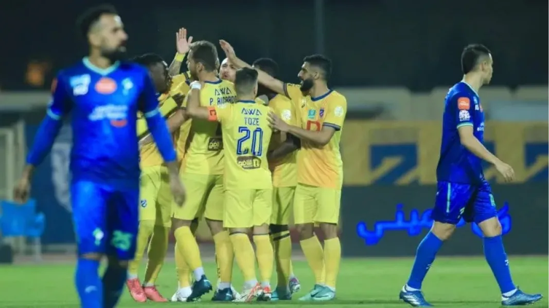 Con un insólito penal, Al-Hazm venció 2-0 a Al-Fateh aunque no logró salir de la última posición de la Saudí Pro League.