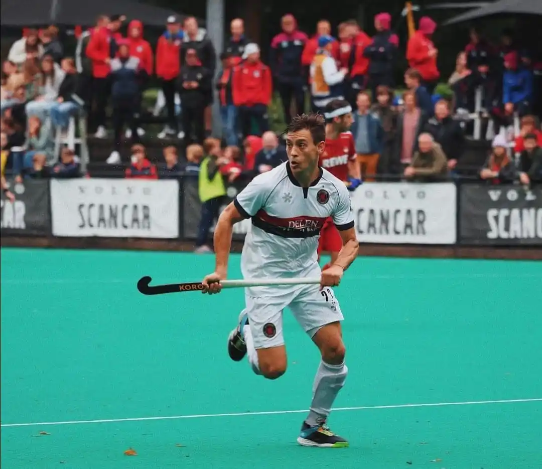 EN ACCIÓN. Martínez con la camiseta de los KHC Dragons, su equipo en Bélgica.