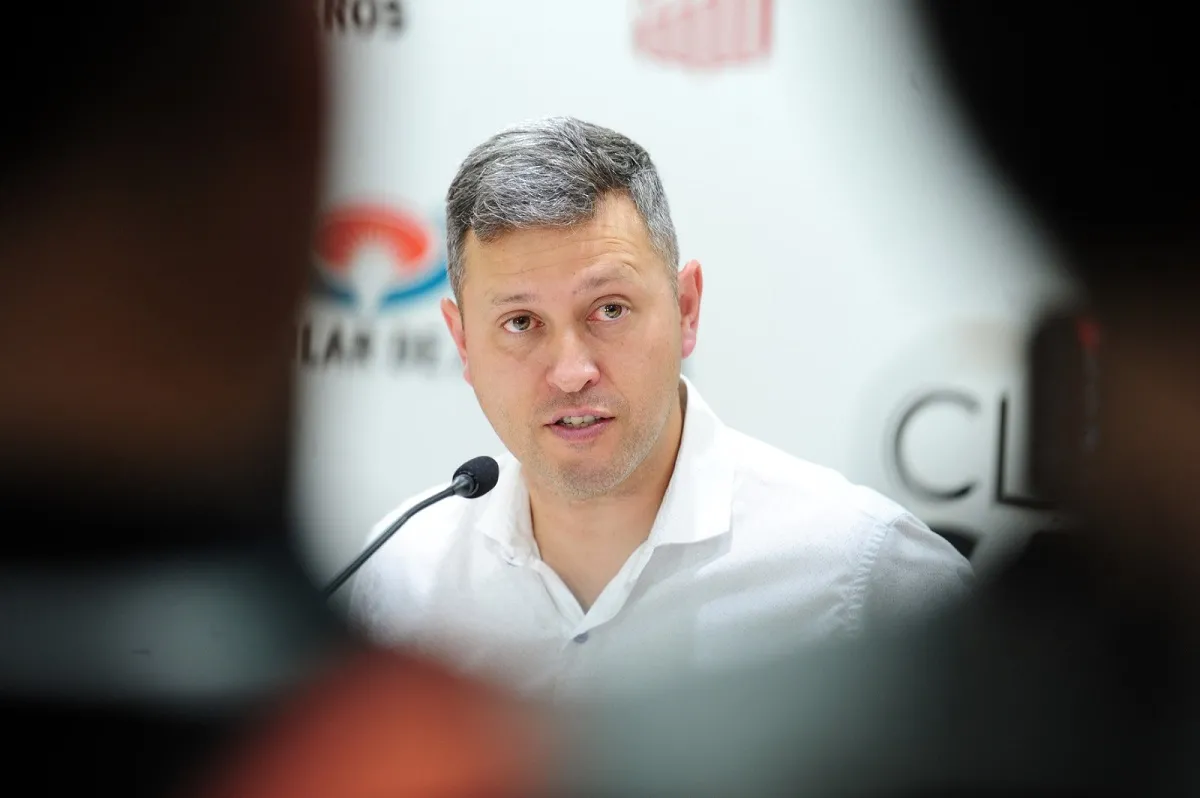 RESPUESTA PARA TODO. Flores no se guardó nada durante la conferencia de prensa. LA GACETA/DIEGO ARÁOZ.