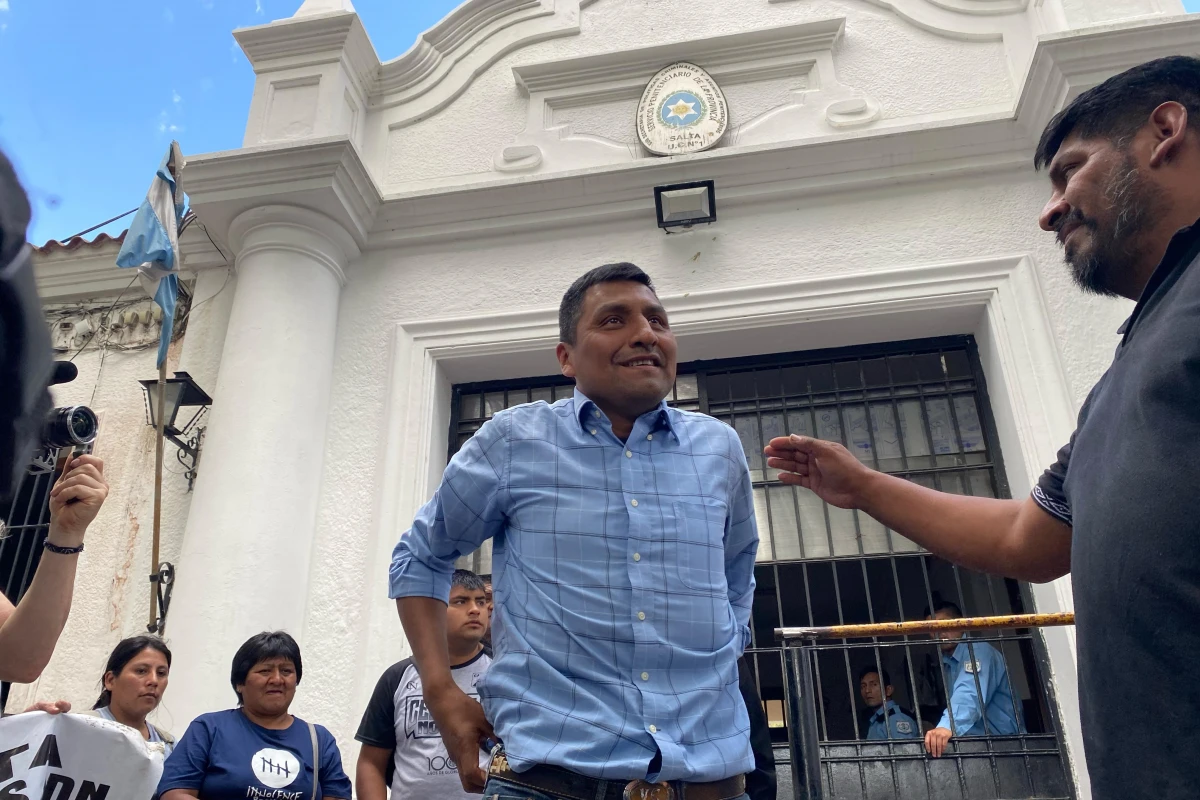 Santos Clemente Vera al salir de la cárcel de Las Rosas, en Salta