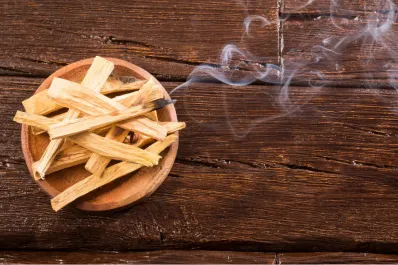 Ritual con palo santo para el 24 y 31 de diciembre: en qué consiste y cómo hacerlo