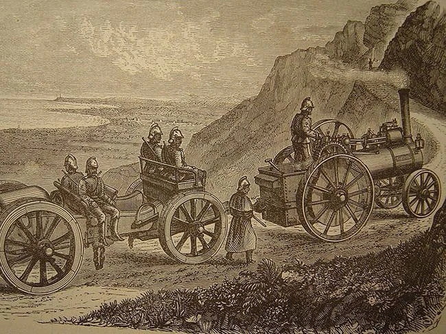 VEHÍCULO MILITAR. Un “locomóvil” arrastra una cureña, y a los soldados que sirven al cañón, por antiguos caminos ingleses.