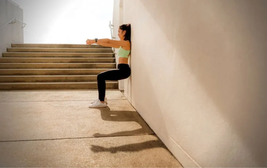 Wall pilates: tres ejercicios para fortalecer abdomen y glúteos en 10 minutos