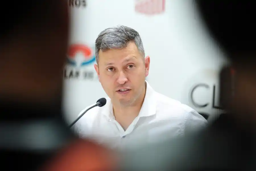 RESPUESTA PARA TODO. Flores no se guardó nada durante la conferencia de prensa. LA GACETA/DIEGO ARÁOZ.