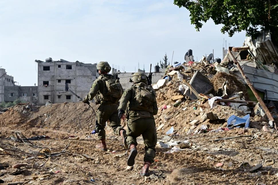 OFENSIVA. Soldados israelíes operan en el distrito gazatí de Shajaiya, en lo que parece un conflicto sin salida entre Israel y el grupo palestino Hamas.  na