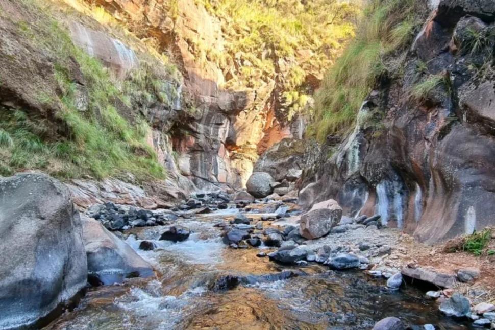 COMO SI FUERA UN TÚNEL. El rocoso y serpenteante  lecho del río.