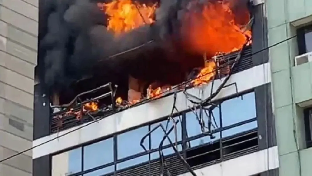 Incendio en un edificio contiguo al Ministerio de Trabajo: investigan si fue una explosión