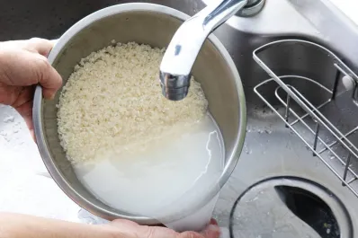Por qué es importante lavar el arroz antes de cocinarlo, según los especialistas