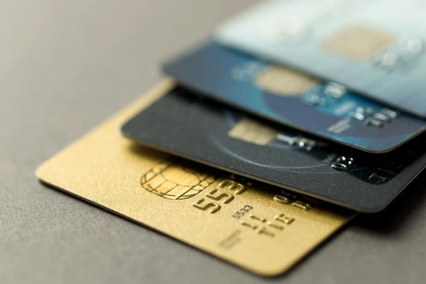 Cómo se pagarán los gastos en dólares con tarjeta que vencen en estos días