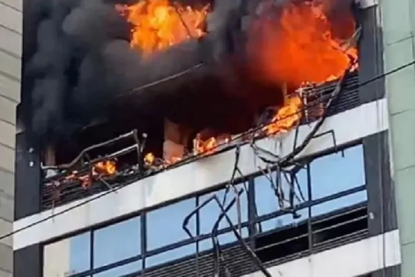 Incendio en un edificio contiguo al Ministerio de Trabajo: investigan si fue una explosión